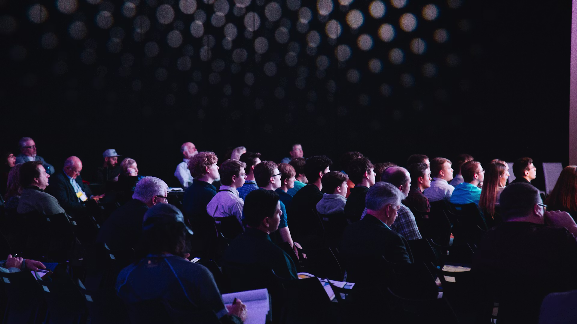 Comunidad empresarial reunida en un auditorio