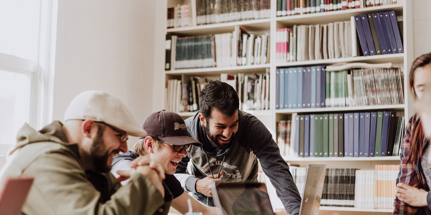 Jóvenes profesionales colaborando en un espacio de trabajo